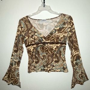 all-over print flare sleeve top